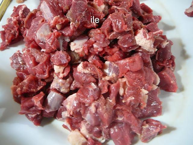 Guiso de carne y porotos o frijoles negros