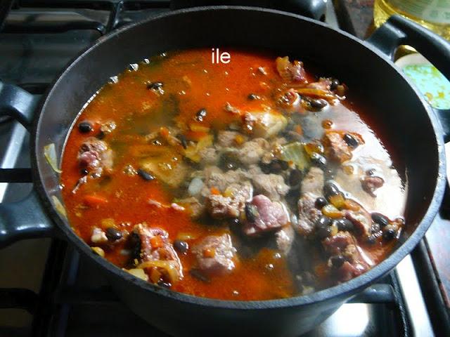 Guiso de carne y porotos o frijoles negros