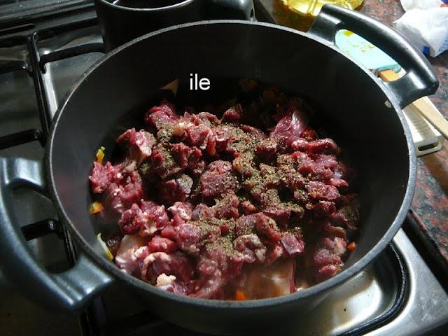 Guiso de carne y porotos o frijoles negros