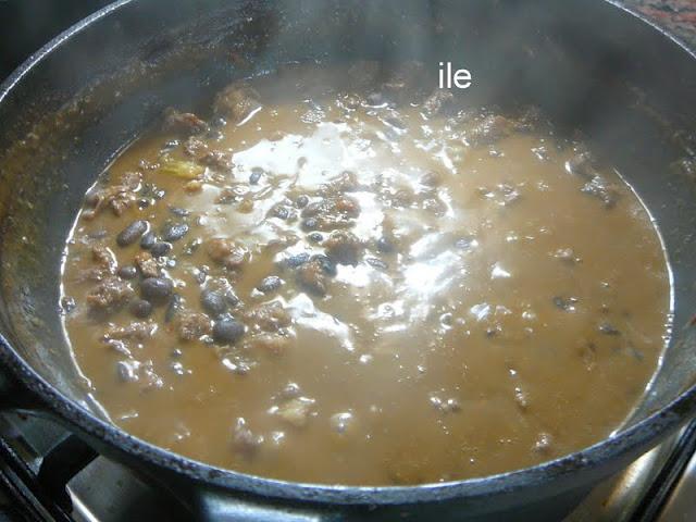 Guiso de carne y porotos o frijoles negros