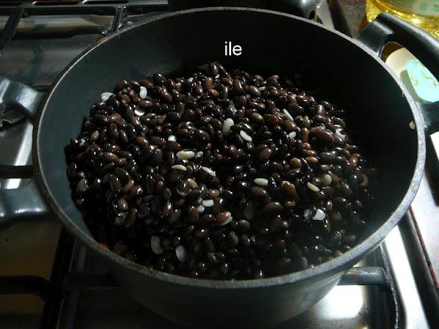 Guiso de carne y porotos o frijoles negros