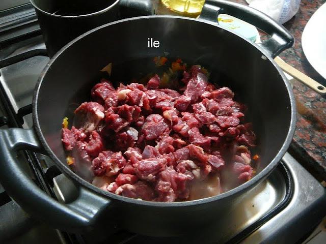 Guiso de carne y porotos o frijoles negros