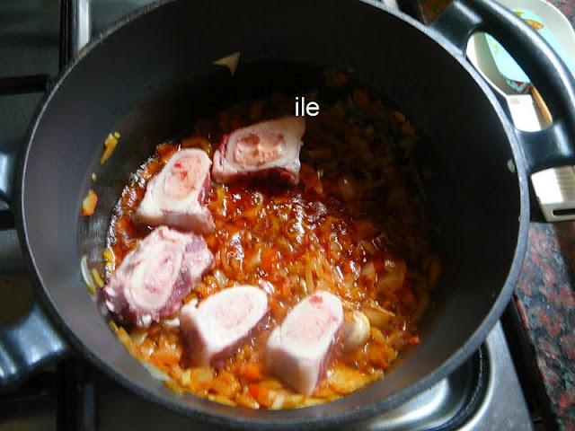 Guiso de carne y porotos o frijoles negros
