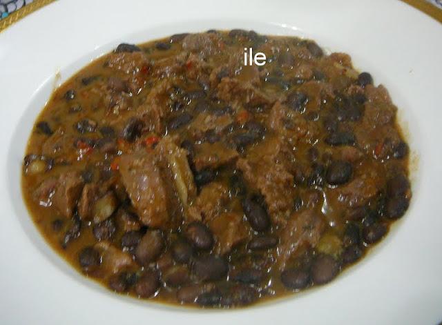 Guiso de carne y porotos o frijoles negros