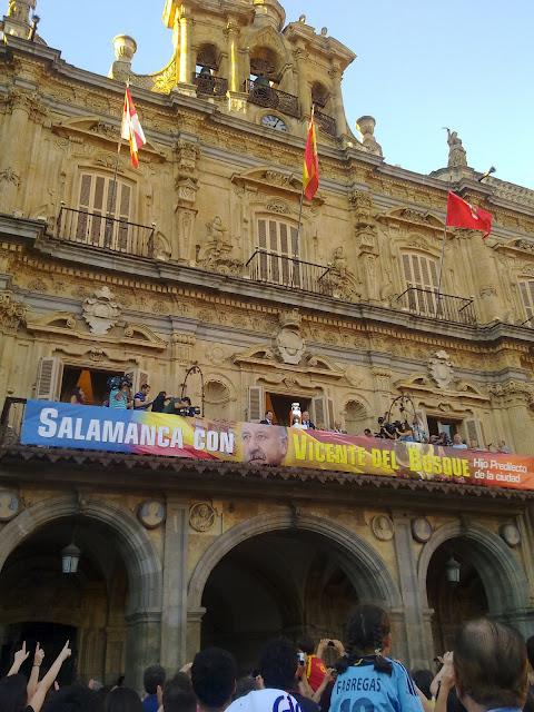 Vicente del Bosque en la Plaza Mayor/サッカースペイン代表監督登場