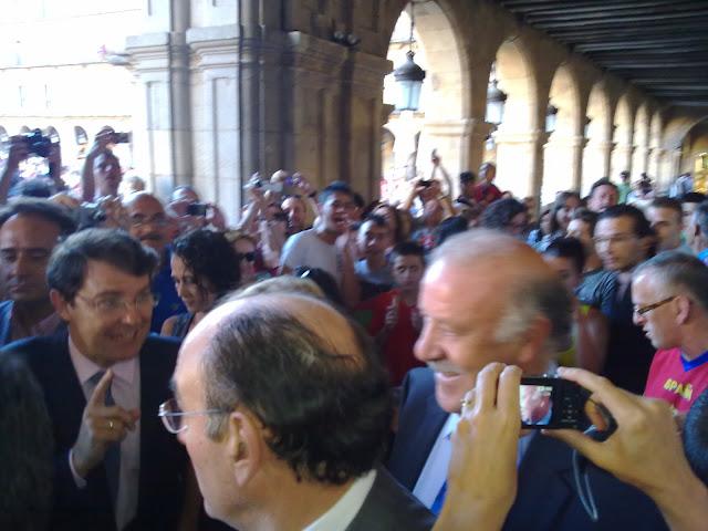 Vicente del Bosque en la Plaza Mayor/サッカースペイン代表監督登場