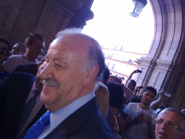 Vicente del Bosque en la Plaza Mayor/サッカースペイン代表監督登場