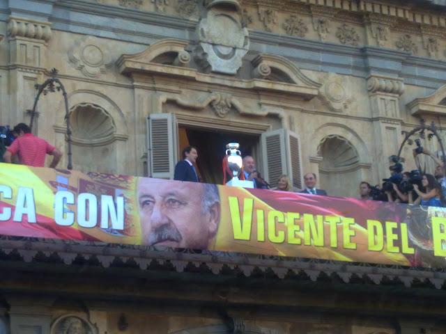 Vicente del Bosque en la Plaza Mayor/サッカースペイン代表監督登場