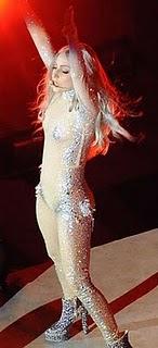 Lady Gaga en un brillante catsuit