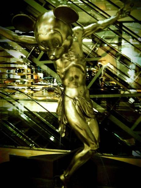 Mickey crucificado