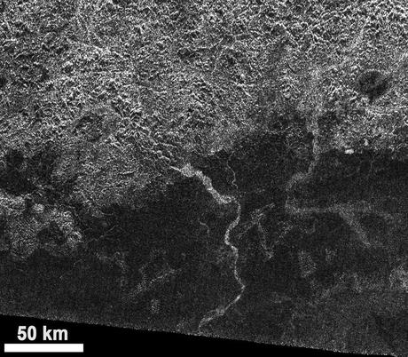 Un estudio da explicación a las imágenes de radar obtenidas por Cassini en Titán que muestran áreas muy brillantes en ríos