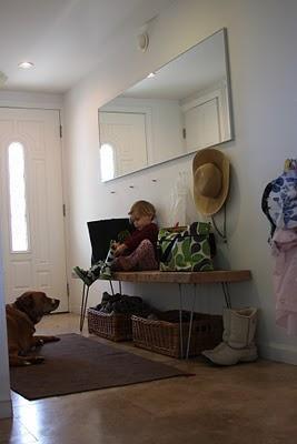 DIY: un banco con un tablero reciclado y unas patas de acero