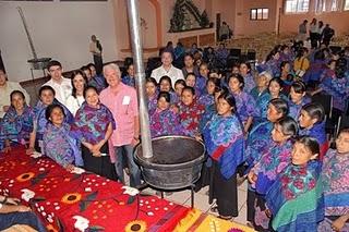 AstraZeneca dona estufas ecológicas a los habitantes de Zinacantán, Chiapas