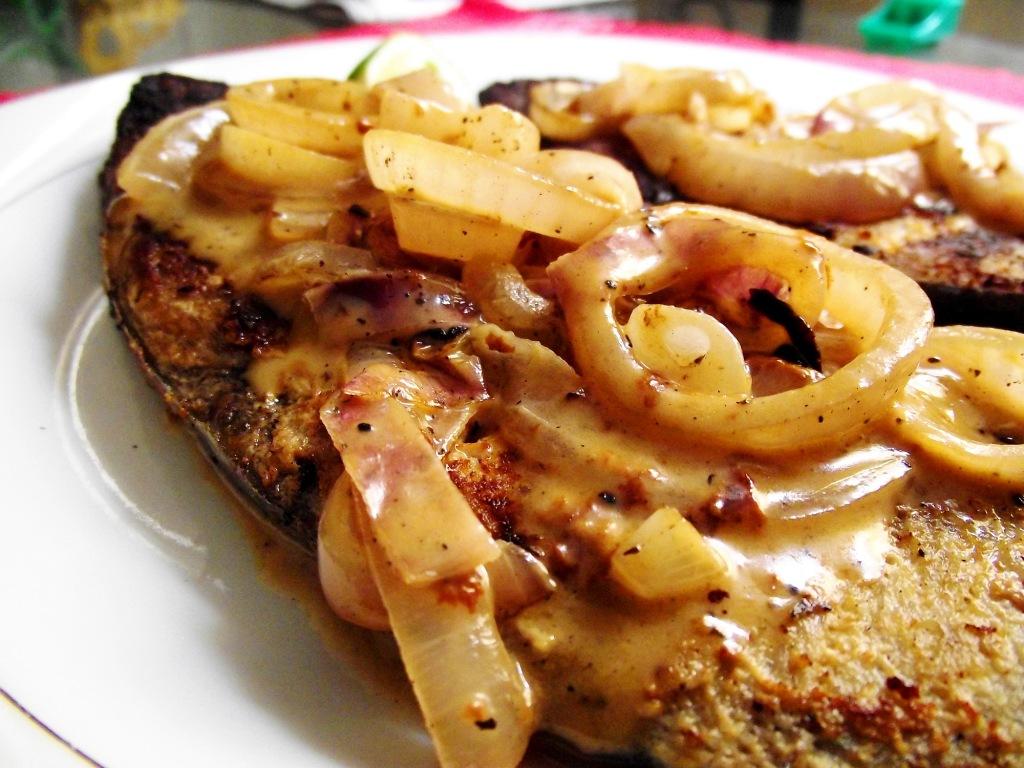 ¡Carite a la plancha y crema de cebollas!