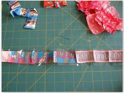 Hacemos un cinturón con envolturas de caramelo