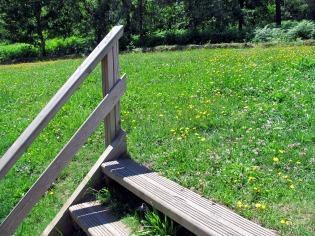 La escalera de madera que lleva al prado