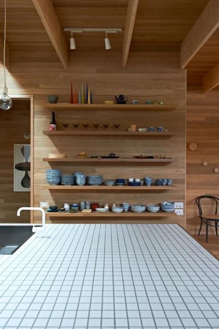 Una cocina con suelos, techos y paredes de madera Una cocina con suelos, techos y paredes de madera