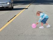 Dibujan niña sobre asfalto para conductores disminuyan velocidad