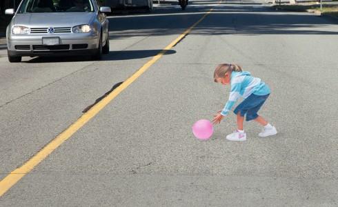 Dibujan una niña sobre el asfalto para concienciar a los conductores