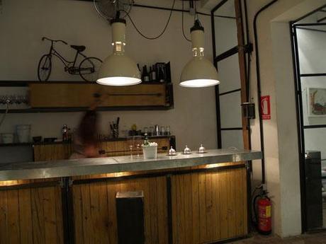 1 KikeKeller y un bar en la trastienda de un espacio de arte