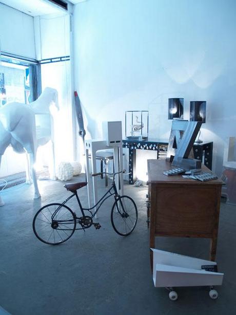 4 KikeKeller y un bar en la trastienda de un espacio de arte