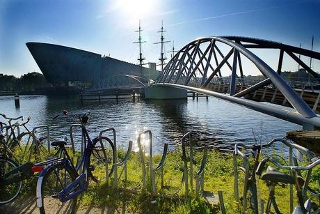 Puente en el puerto de Ámsterdam (Países Bajos) 50 puentes del mundo