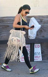 Rihanna descansa en Porto Cervo y luce su bolso de Chanel Crochet Leather Fringe