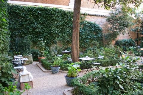 El Museo del Romanticismo y el Café del Jardín.