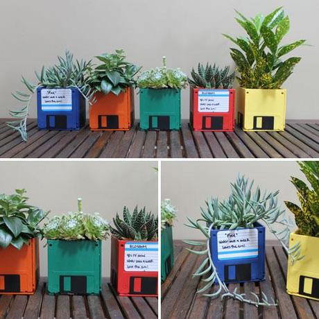Tiestos para plantas hechos con disquetes de ordenador Reciclaje de disquetes floppy disk para contenedores de plantas