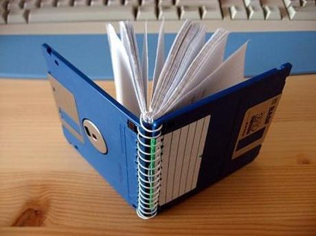 Libreta casera hecha reciclando disquetes