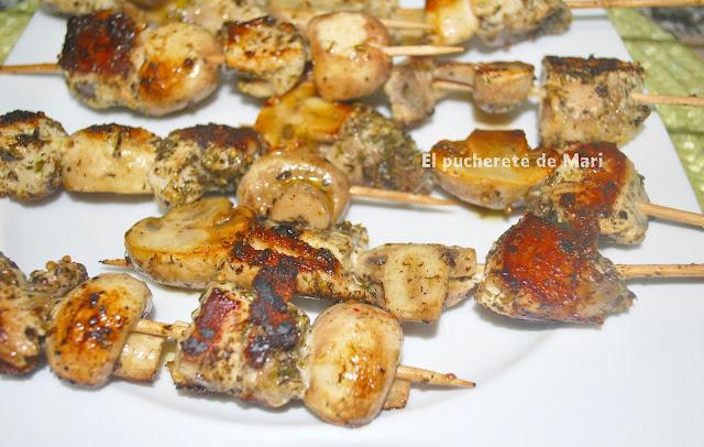 RECETAS ECONÓMICAS, FÁCILES Y LIGERAS: PINCHOS DE BONITO Y CHAMPIÑONES