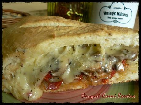 Pan relleno de quesos, cebolla, tomates y hongos Pan relleno de quesos, cebolla, tomates y hongos