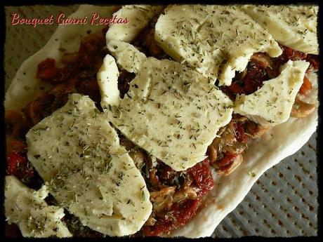 Pan relleno de quesos, cebolla, tomates y hongos Pan relleno de quesos, cebolla, tomates y hongos