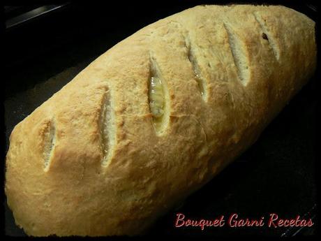 Pan relleno de quesos, cebolla, tomates y hongos Pan relleno de quesos, cebolla, tomates y hongos