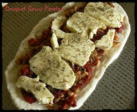 Pan relleno de quesos, cebolla, tomates y hongos Pan relleno de quesos, cebolla, tomates y hongos