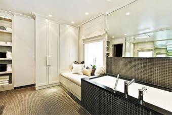 Un banco-sofá en el baño