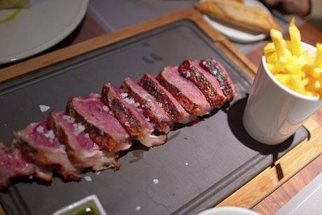 Carnes y pescados a la brasa con ‘Luzi Bombom’ en el centro de Madrid