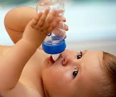 Él bebe tiene sed ¿Cuándo le puedo ofrecer agua?