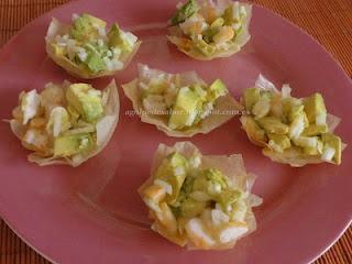 Cestitas de langostinos y aguacate