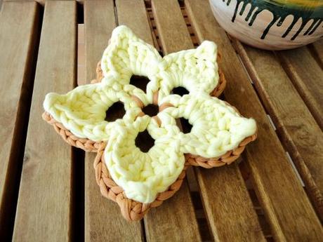 Flor de trapillo para usar como salvamanteles o bajo tiestos de plantas Adorno con forma de flor tejido a crochet con trapillo