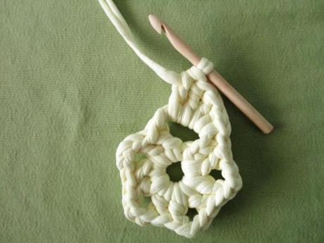 Instrucciones paso a paso como hacer flor crochet trapillo