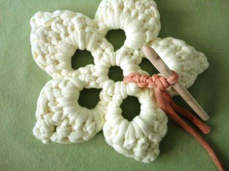 Tutorial DIY para hacer una flor a ganchillo: SEGUNDA FLOR Salvamanteles con forma de flor tejido a ganchillo con trapillo