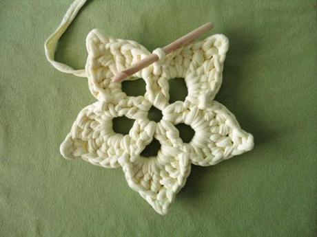 Tutorial DIY para hacer una flor a ganchillo: VUELTA 3 tejer flor de ganchillo hecha con trapillo