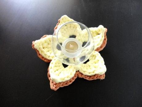 Adorno para mesa con forma de flor hecho con trapillo a ganchillo Tutorial DIY como hacer flor de ganchillo o crochet con trapillo