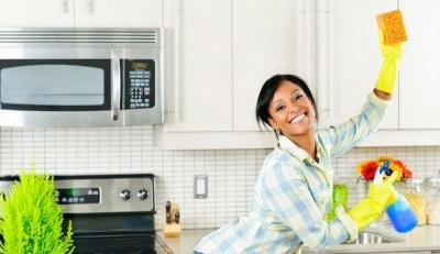 Hacer ejercicios mientras cumples con los deberes del hogar