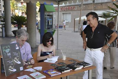 Ana Pomares. Firma de libros en la Feria del Libro de Santa Pola 2012