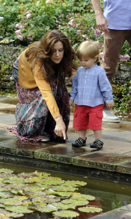 Mary de Dinamarca con un look boho  en Grasten