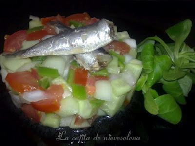 Pipirrana con sardinillas en aceite