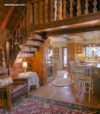 Libros en estantes en escalones Interiores con espacio adicional.