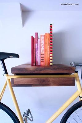 Pequeño mueble colgado en la la pared Interiores con espacio adicional.